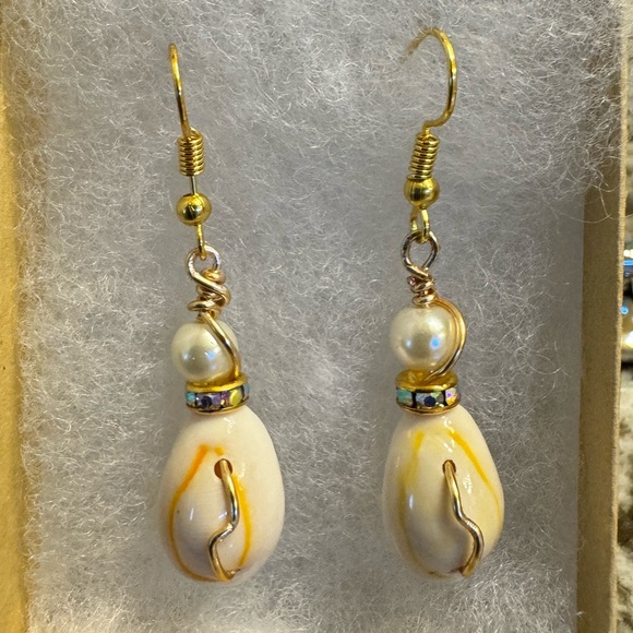 Cowry Shell Earrings with Simulated Pearl & AB Crystal Rondel Spacer - Picture 4 of 4